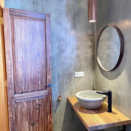 Willa Embeleso - *